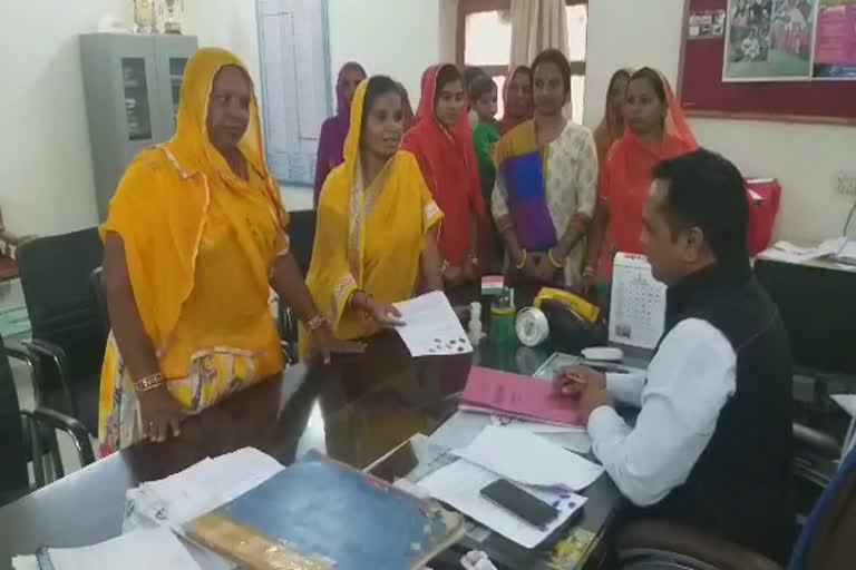 Barmer news, बाड़मेर के बालोतरा की खबर, बाड़मेर में अवैध शराब के खिलाफ प्रदर्शन , बाड़मेर में अवैध शराब की बिक्री