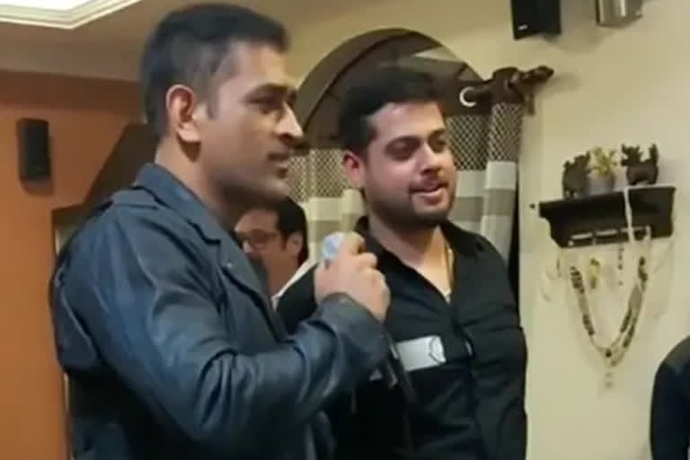 Dhoni turns singer during gathering with friends, sings Jab Koi Baat Bigad Jaaye