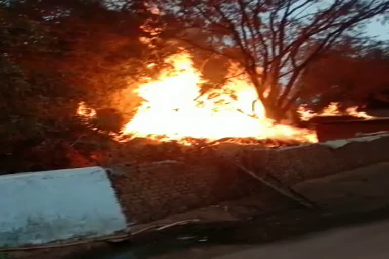 Fire on paddy , farmers upset