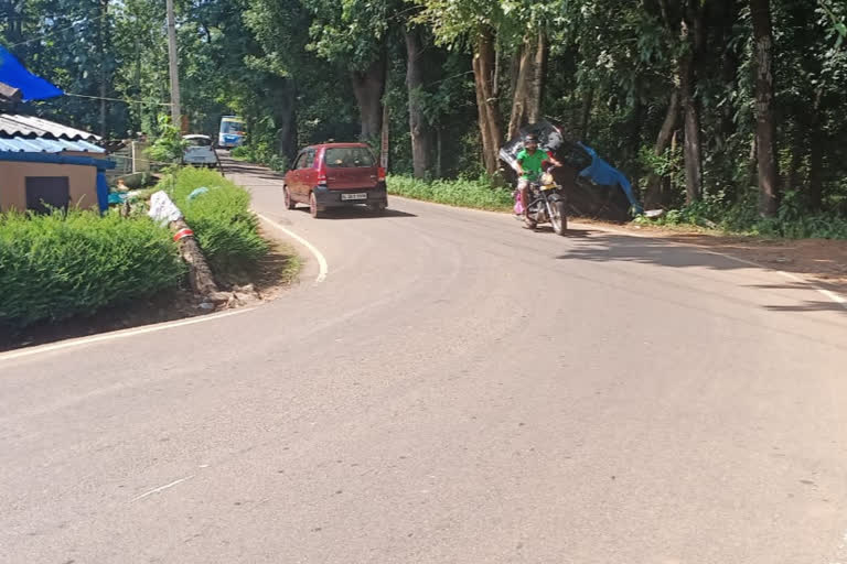 മണ്ണുപ്പാടം വളവ് ഇന്നോവ ഇടിച്ച് പെൺകുട്ടി മരിച്ച വാർത്ത നിലമ്പൂർ- നായാടംപൊയില്‍ മലയോരപാത mannupadam curve accident news