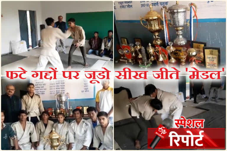 फटे गद्दे पर जूडो कुश्ती सीखते बच्चे, Children learning judo wrestling on torn mattresses,  सरकारी स्कूल कोटा, government school Kota