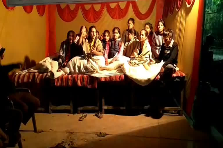 जेडीबी गर्ल्स कॉलेज की छात्राएं भूख हड़ताल, JDB Girls College students go on hunger strike