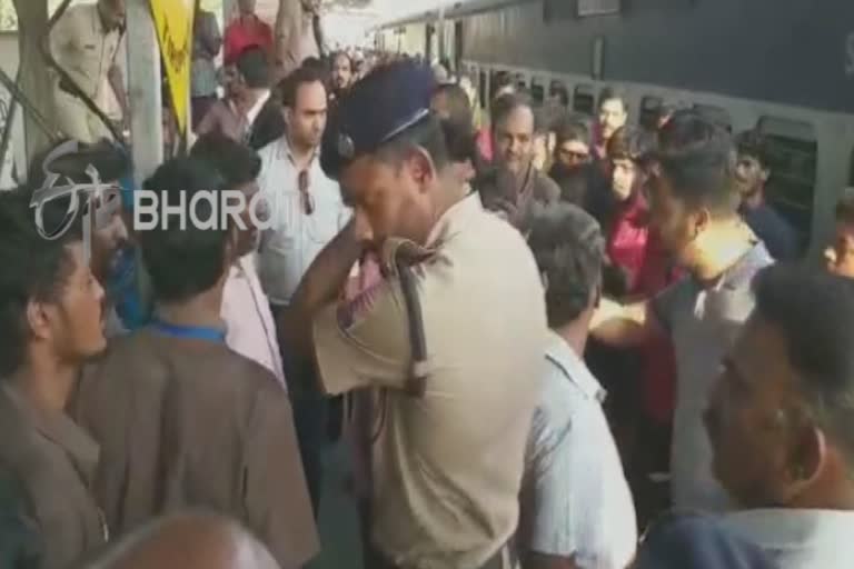 clash-between-tea-sellers-on-train