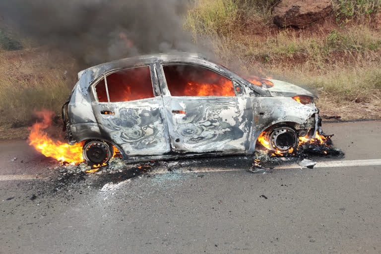 woman burned, woman burned alive, woman burned alive in car, woman burned alive in car in bidar, ಮಹಿಳೆ ದಹನ, ಮಹಿಳೆ ಸಜೀವ ದಹನ, ಕಾರಿನಲ್ಲೇ ಮಹಿಳೆ ಸಜೀವ ದಹನ, ಬೀದರ್​ನಲ್ಲಿ ಕಾರಿನಲ್ಲಿ ಮಹಿಳೆ ಸಜೀವ ದಹನ,