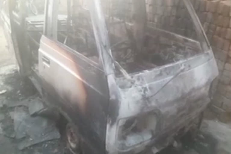 school-van-caught-fire-in-harpalpur