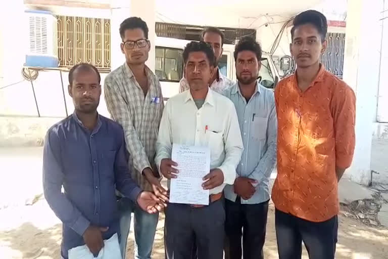 unemployed submitted memorandum to subdivision officer, शिक्षित बेरोजगारों ने उपखंड अधिकारी को दिया ज्ञापन