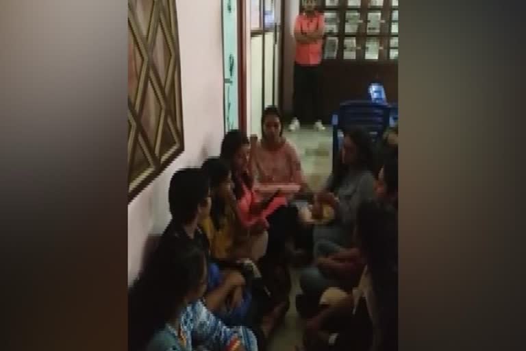 തിരുവനന്തപുരം പ്രസ് ക്ലബ്ബ് വാര്‍ത്തകള്‍  women journalist protest in trivandrum  trivandrum press club latest news  എം. രാധകൃഷ്ണന്‍