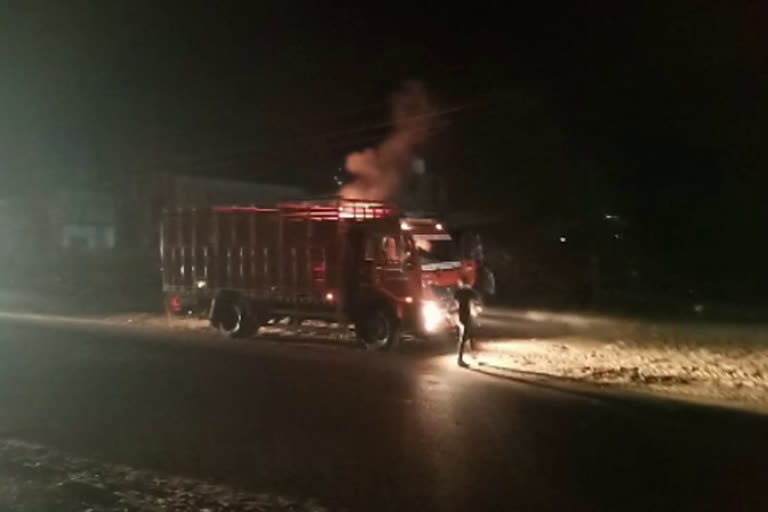 Fire in moving truck Barmer, चलते ट्रक में आग बाड़मेर