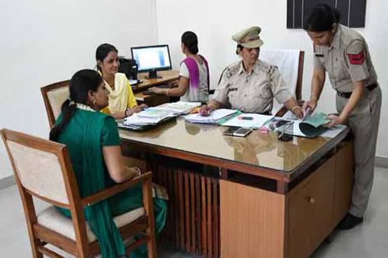 women-help-desk