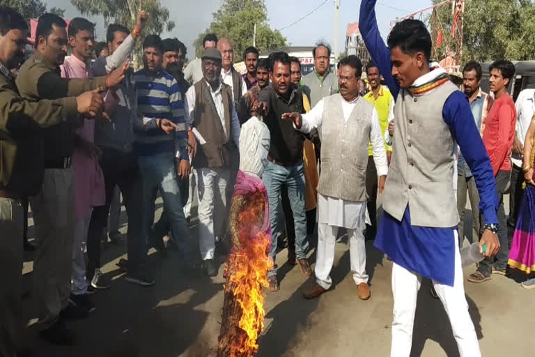 Congressmen burnt Sadhvi's effigy