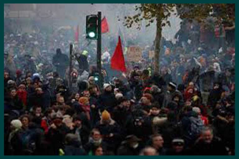 Massive protests against pension reforms in France