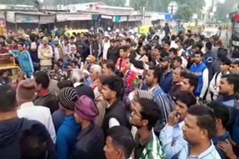 karauli news, waiter shot dead openly karauli, people closed shops in protest karauli, करौली समाचार, वेटर की खुलेआम गोली मार कर की हत्या करौली, लोगों ने विरोध में बाजार बंद की