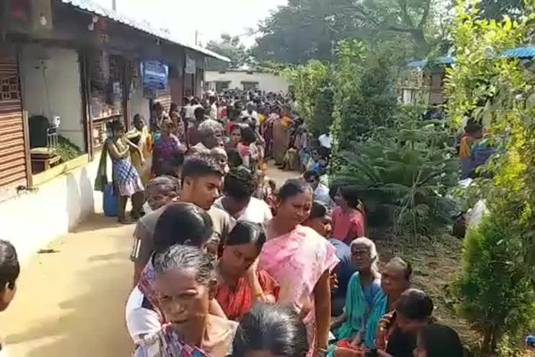 People picking up barrels for onions at raithu Bazaar