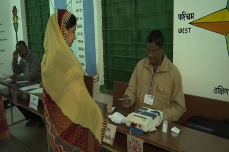 Jharkhand: Polling begins for second phase of assembly elections  ഝാര്‍ഖണ്ഡ് നിയമസഭാ തെരഞ്ഞെടുപ്പ്: രണ്ടാം ഘട്ട പോളിങ്ങ് തുടങ്ങി  ഝാര്‍ഖണ്ഡ്  ഝാര്‍ഖണ്ഡ് തെരഞ്ഞെടുപ്പ്