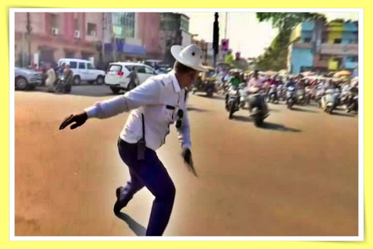 Dancing traffic cop, raipur news