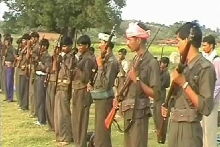 Naxalites call for a shutdown by throwing slips in Koyelibeda of Kanker