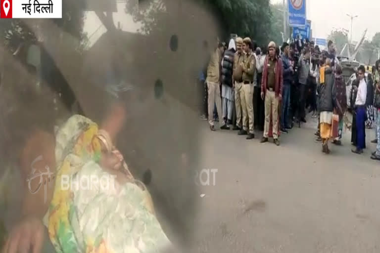 A woman protesting against Unnao rape case, threw petrol on her 6 year old daughter, outside Safadrjung hospital