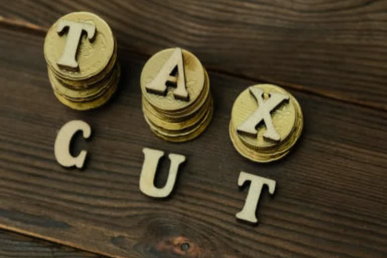 Cut corporate tax rate to  15%  CII