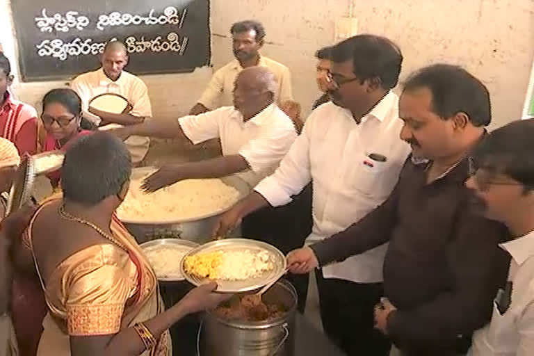 food donation at khammam on the occasion of mp santhosh kumar birth day