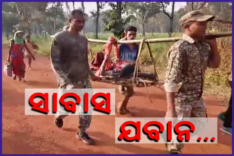 itbp jawan humanity, malkangiri latest news, jawan lifts patient for 12 kms, ରୋଗୀଙ୍କୁ 12 କିମି ଭାରରେ ବୋହିଲେ ବୀର ଯବାନ, ମାଲକାନଗିରି ଲାଟେଷ୍ଟ ନ୍ୟୁଜ୍‌, ଆଇଟିବିପି ଯବାନଙ୍କ ମାନବିକତା