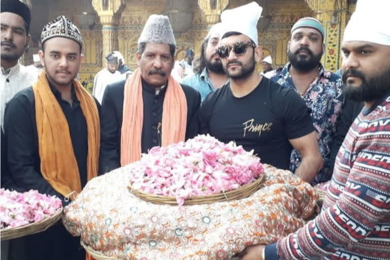 Singer Fazilpuria Khwaja's Dargah Ajmer, Singer Fazilpuria visit Ajmer, Fazilpuria at Sufi Saint Khawaja Moinuddin Chisti dargah, सिंगर फाजिलपुरिया अजमेर ख्वाजा दरगाह, ख्वाजा मोईनुद्दीन चिश्ती दरगाह सिंगर फाजिलपुरिया, सिंगर फाजिलपुरिया लड़की ब्यूटी फुल कर गई चुल, सिंगर फाजिलपुरिया चिश्ती दरगाह जियारत