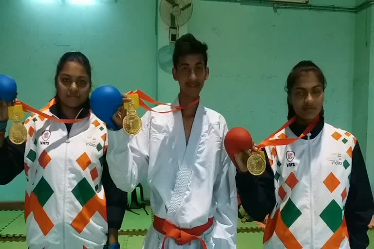 65 वीं राष्ट्रीय शालेय कराटे प्रतियोगिता , 65th National School Karate Competition,  तीन गोल्ड मेडल , धार न्यूज , dhar news , धार कराटे ऐसोशियन , 2हजार खिलाड़ी , अंडर 17 ग्रुप , Under 17 Group , गोल्ड मेडलिस्ट लक्षिता यादव , कुमकुम श्रीवास्तव,  बृजराज कुमार