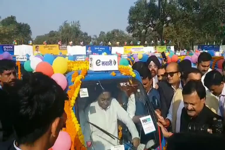 CM seen driving an e-rickshaw in E-rickshaw scheme in indore