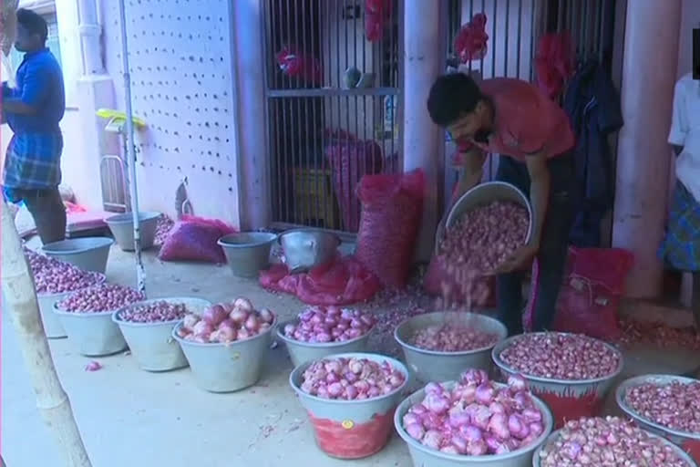 Onions being sold for Rs 200 in Madurai tamilnadu