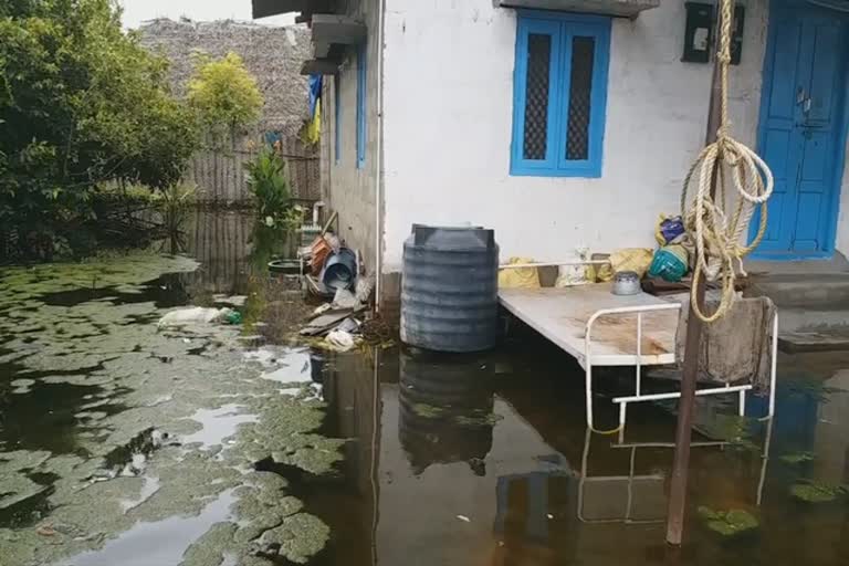 வீட்டிற்குள் புகுந்த தண்ணீர்