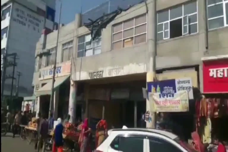 दो दुकानों को किया सीज, city council seized two shops