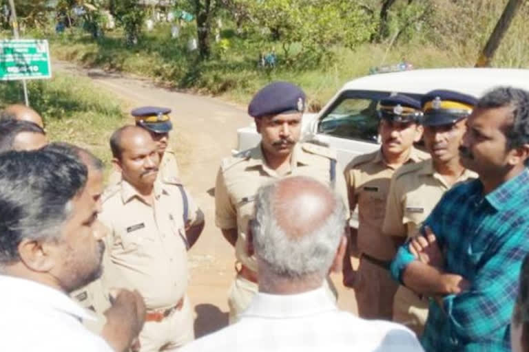 wild elephant attack  wild elephant attacked autorickshaw  people protested against forest officers wild elephant attack in kannur  aaralam farm news  കാട്ടാന ഓട്ടോറിക്ഷ തകർത്തു  ആറളം ഫാം  ആറളം ഫാമില്‍ കാട്ടാന ഓട്ടോറിക്ഷ തകര്‍ത്തു  വനംവകുപ്പ് ജീവനക്കാരെ തടഞ്ഞുവെച്ച് പ്രതിഷേധം  വനംവകുപ്പ്