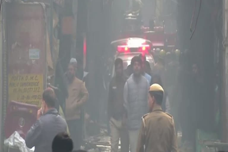 Delhi fire: Building had no fire clearance  safety equipment  says DFS official  ഡല്‍ഹി തീപിടിത്തം  കെട്ടിടത്തിന് ഫയര്‍ ക്ലിയറന്‍സ് പോലുമില്ല