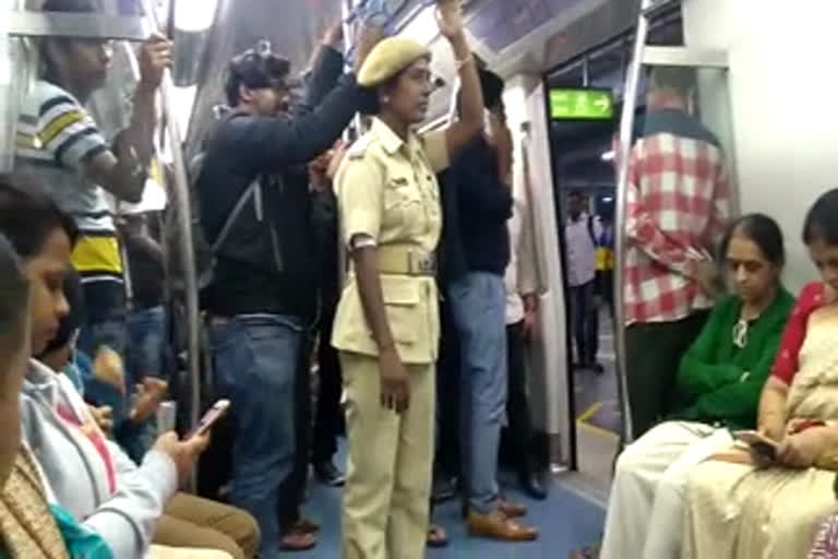 engaluru :Womens security guards are deployed in Namma Metro coaches  Bengaluru  Womens security guards are deployed in Namma Metro coaches  മെട്രോയില്‍ സ്ത്രീ സുരക്ഷയ്ക്ക് വനിതാ ഗാര്‍ഡുകള്‍  ബംഗളൂരു