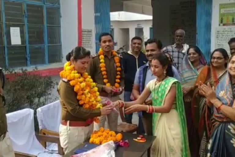 honored policemen by wearing flower garlands