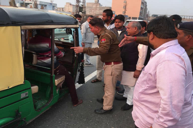 morena news,  केंद्रीय मंत्री , घायल युवक,  Injured young man , Union minister,  narendra singh tomar , road accident , राजस्थान धौलपुर , मुरैना न्यूज , आज्ञात वाहन , युवक बुरी तरह घायल