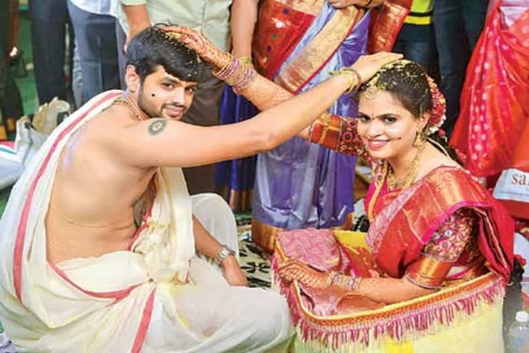 badminton star B Sai Praneeth tied the knot with Swetha Jayanthi and attend so many people