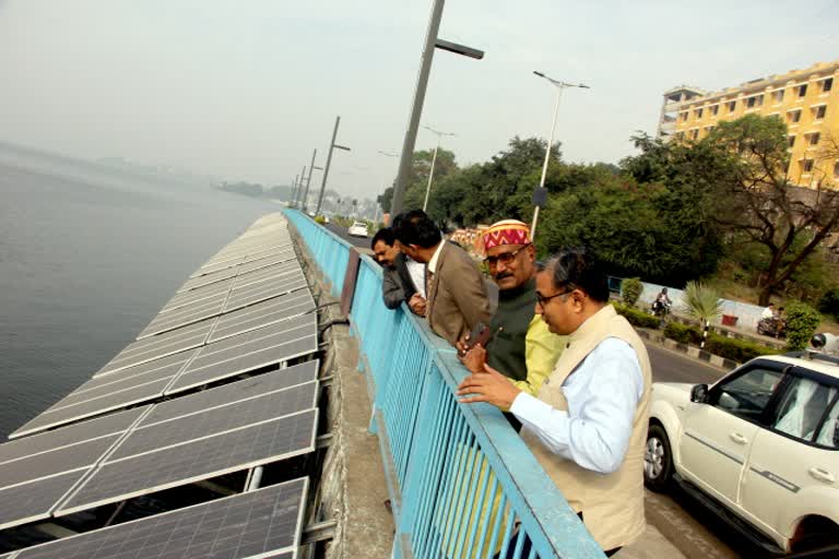 Minister Harsh Yadav inspected solar panel on VIP road bhopal