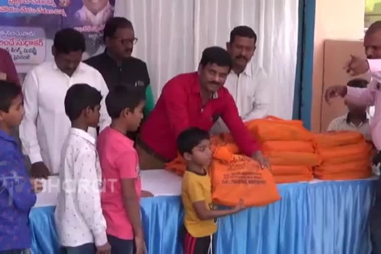 Distribution of free mattresses at Old Boin Palli