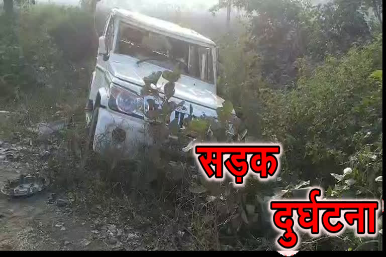 Bolero fell into a pit under the road in ujjain