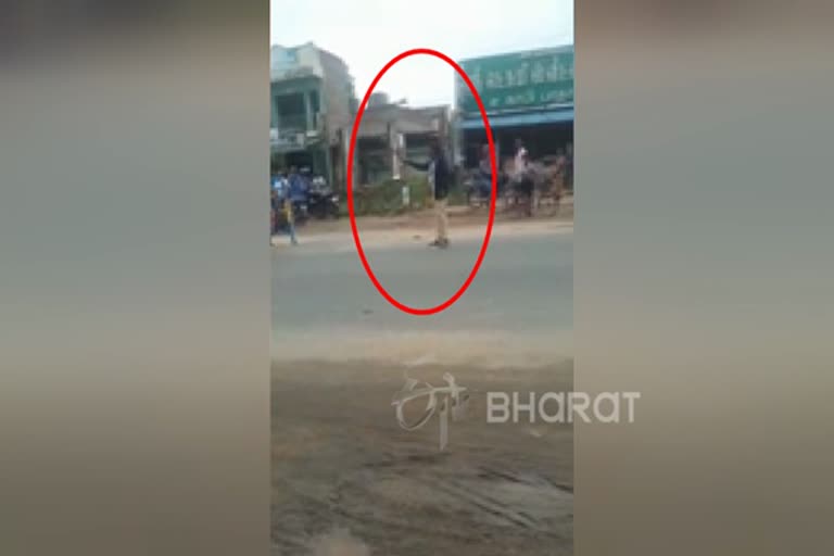 Youth shouted with lethal weapon, வீச்சரிவாளுடன் ரகளை செய்த இளைஞர்