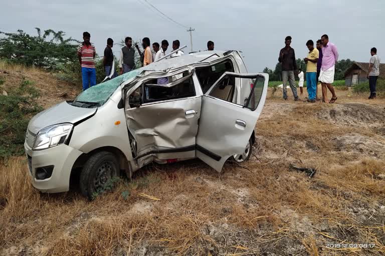 ಕಾರು ಪಲ್ಟಿಯಾಗಿ ತಂದೆ ಸಾವು, ಬದುಕುಳಿದ ಮಗ