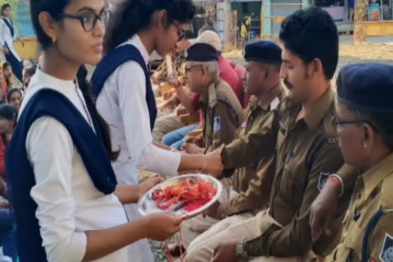 Girl students tied rkshasutra police personnel