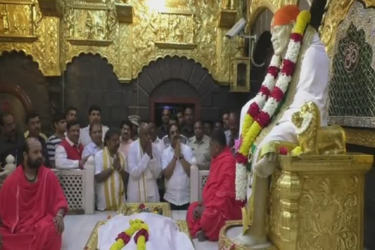 former prime minister h d devegowda took sai darshan in shirdi