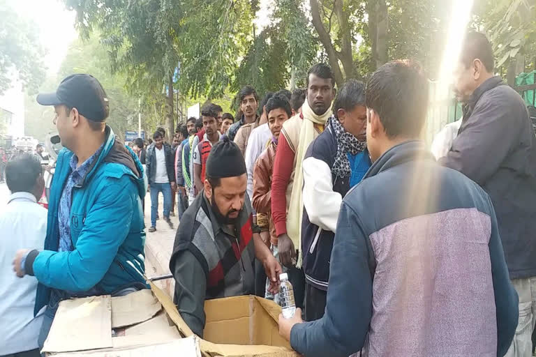 LNJP's generosity seen: free food and water for hungry thirsty family