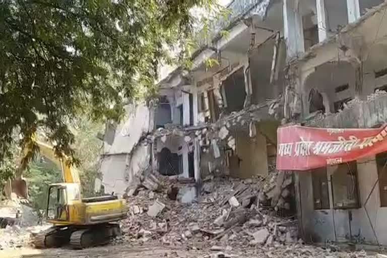 Bulldozer runs at Journalist building