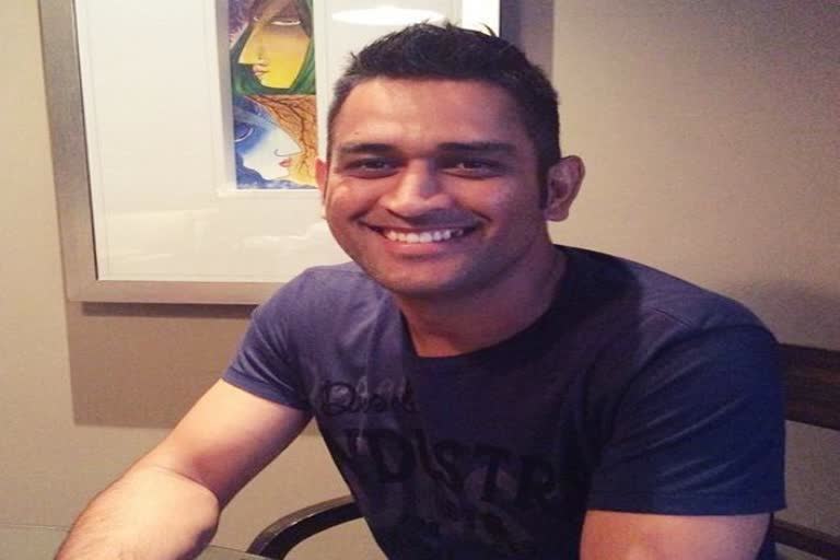 dhoni singing going to viral on social media