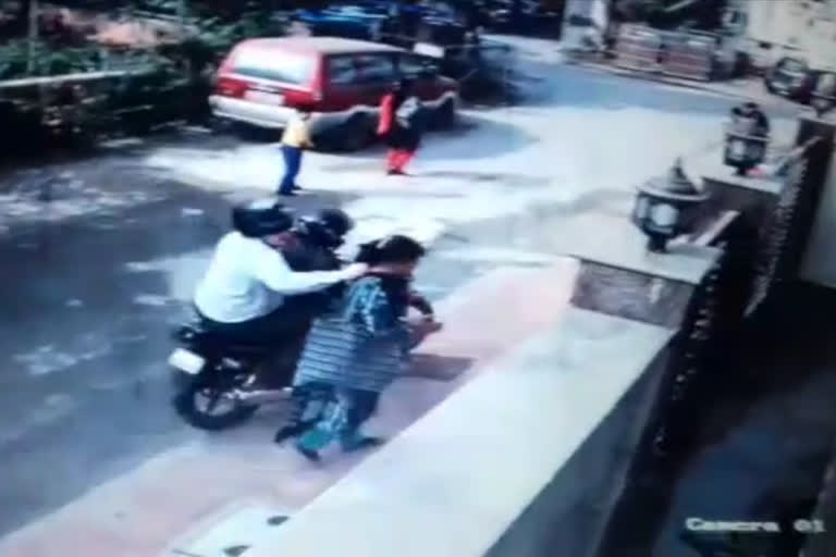 chain snatching, snatching indirapuram ghaziabad