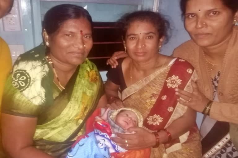 ರೈಲಿನಲ್ಲಿಮಗುವಿಗೆ ಜನ್ಮ ನೀಡಿದ ಮಹಿಳೆ, women gave birth to baby boy in train news