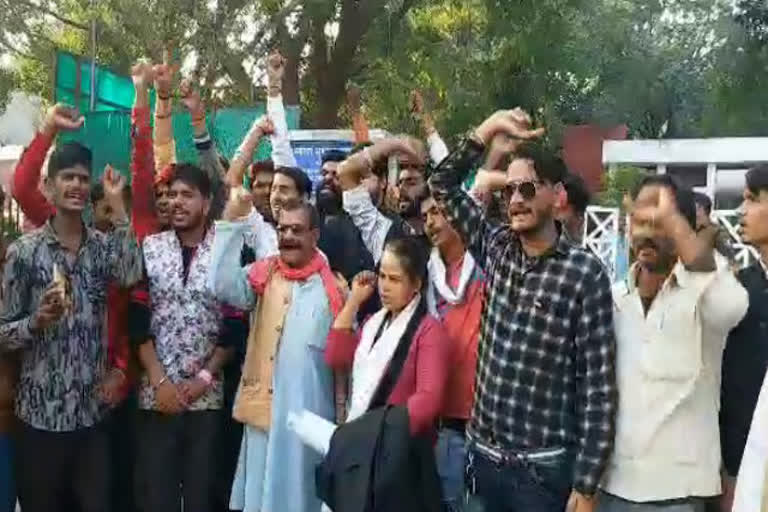 Farmers surrounded the bungalow of Agriculture Minister due to urea crisisin bhopal