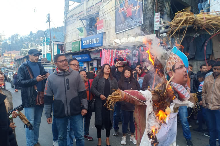 effigy of Amit Sha and Raju Singh Bista burnt at Darjeeling